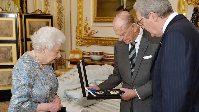 המלכה אליזבת מציגה לנסיך פיליפ תואר אביר (צילום: AFP) (צילום: AFP)