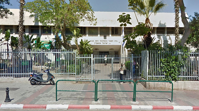 בית הספר שבו שוכן בית הכנסת (צילום: google earth) (צילום: google earth)