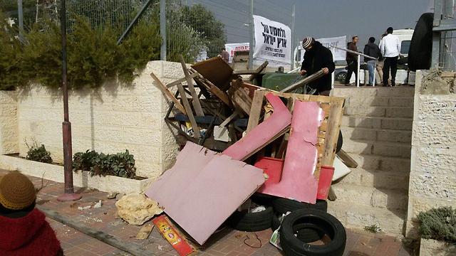 Activists blocking the path to the structure (Photo: Ohad Amiton)