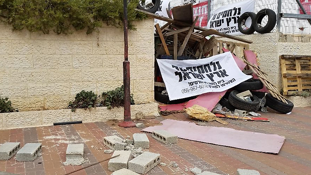 The entrance to the synagogue in Givat Ze'ev, blocked off. (Photo: Lior Paz)