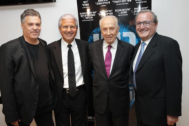 שמעון פרס, עמוס גיתאי עם משה וליאון אדרי (צילום: רפי דלויה) שמעון פרס, עמוס גיתאי עם משה וליאון אדרי (צילום: רפי דלויה)