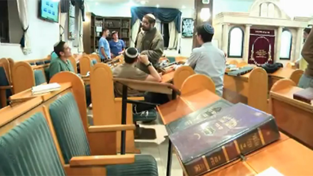 Settler youth barricading themselves in the Givat Ze'ev synagogue (Photo: Eli Segal)