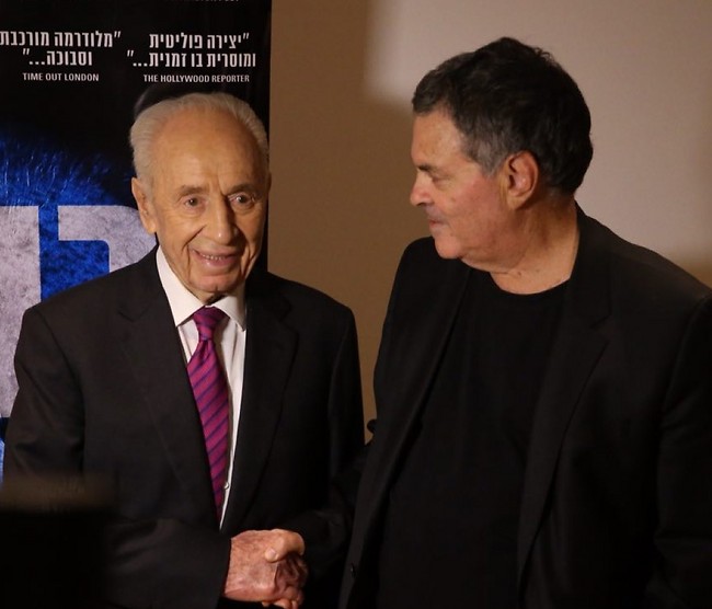 עמוס גיתאי ושמעון פרס (צילום: מוטי קמחי) עמוס גיתאי ושמעון פרס (צילום: מוטי קמחי)