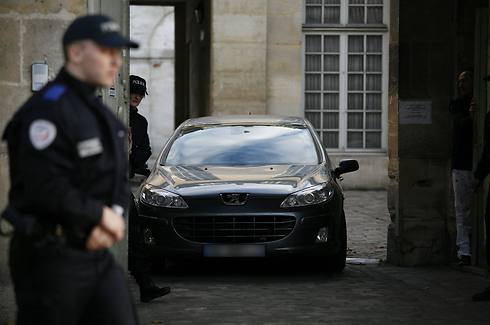 בנזמה יוצא מתחנת המשטרה (צילום: AFP) (צילום: AFP)