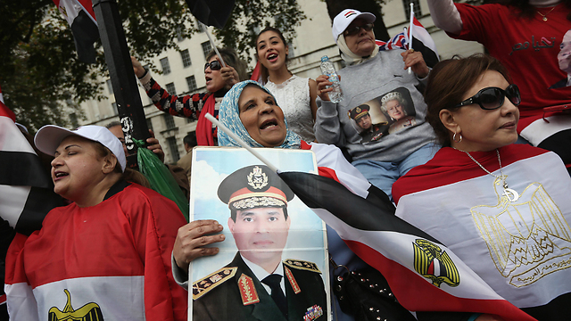 מאז נבחר נאבק הנשיא המצרי בטרור האיסלאמיסטי. תומכי א-סיסי בדאוניג 10 בלונדון (צילום: gettyimages) (צילום: gettyimages)