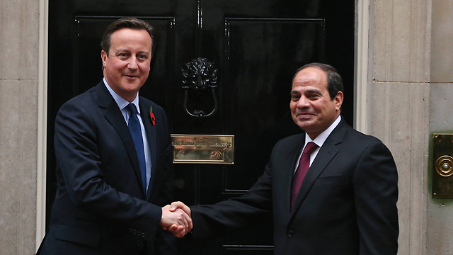 בריטניה התייעצה עם מצרים על הפסקת הטיסות? קמרון וא-סיסי בלונדון (צילום: gettyimages) (צילום: gettyimages)