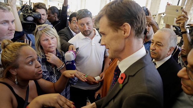 השגריר הבריטי עם התיירים בשדה התעופה בשארם (צילום: AP) (צילום: AP)