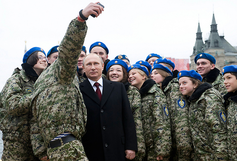 חיילים רוסים בסלפי עם הנשיא פוטין במוסקבה (צילום: AP) (צילום: AP)