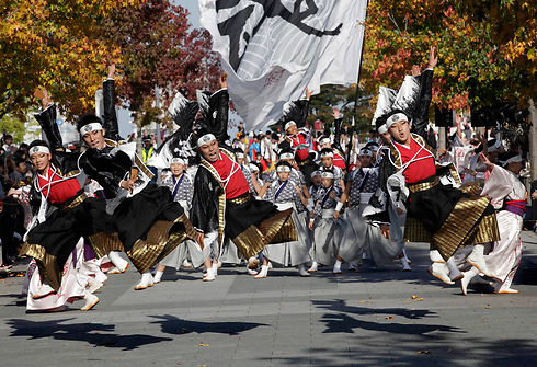 ריקודים ברחוב יוסאקוי שבטוקיו, יפן (צילום: AP) (צילום: AP)