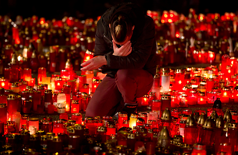 נרות זיכרון להרוגי אסון המועדון בבוקרשט, רומניה (צילום: AP) (צילום: AP)