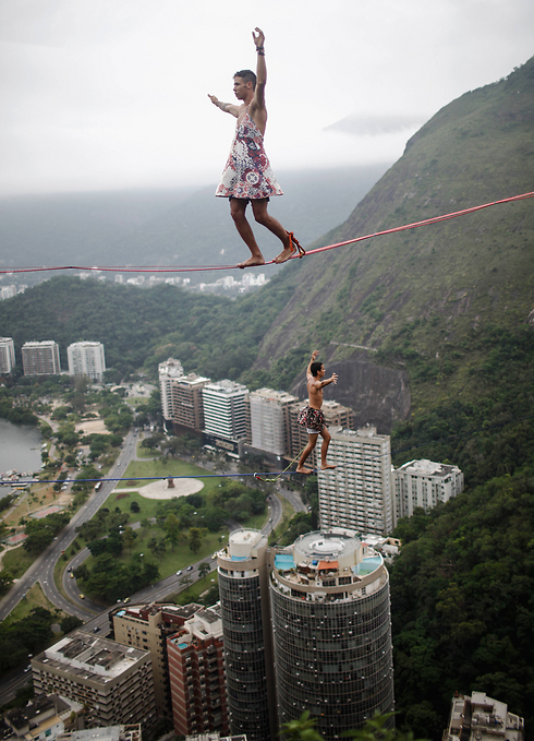 הולכים על חבל גבוה - מאוד - בריו דה ז'ניירו, ברזיל (צילום: gettyimages) (צילום: gettyimages)