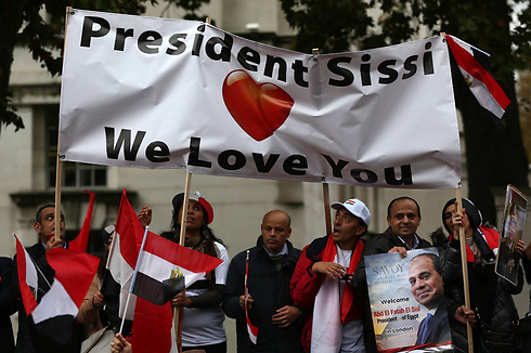 מפגינים מחזקים את נשיא מצרים שבא לבקר בלונדון: "אוהבים אותך סיסי" (צילום: gettyimages) (צילום: gettyimages)