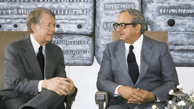 עם הנשיא האמריקני לשעבר ג'ימי קרטר (צילום: AP) (צילום: AP)