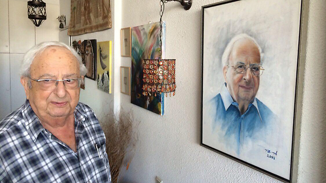 Yitzhak Navon next to his portrait. (Photo: Eyal Kamir)