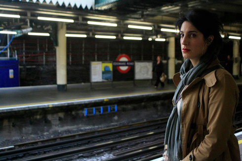 בנאי בתחנת רכבת תחתית בלונדון. "מכיוון שכולם זרים, אני לא מרגישה זרה" (צילום: בועז טורפשטיין)