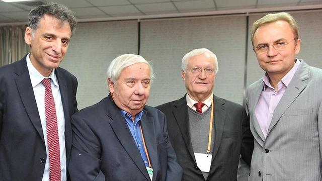 שגריר ישראל באוקראינה אליאב בלוצרקובסקי, איתן הבר, חיים צ׳סלר וראש העיר לבוב, אנדריי סאדוביי (צילום:  fsu) (צילום:  fsu)
