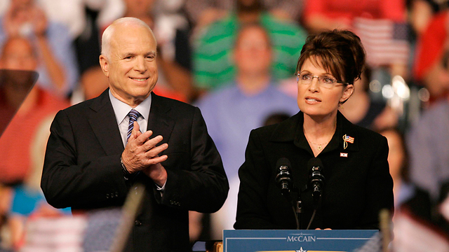 עם שרה פיילין, המועמדת שלו לסגנית נשיא ארה"ב ב-2008 (צילום: AP) (צילום: AP)