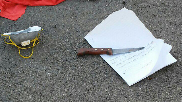 The knife and suicide letter found at the scene of the attempted attack. (Photo: Border Control) (Photo: Border Control)