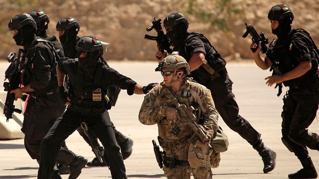 מדריך אמריקני באימון בירדן עם כוחות ביטחון פלסטיניים (צילום: AP) (צילום: AP)