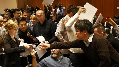 העיתונאים מקבלים את הדוחו"ות המלאים (צילום: רויטרס) (צילום: רויטרס)
