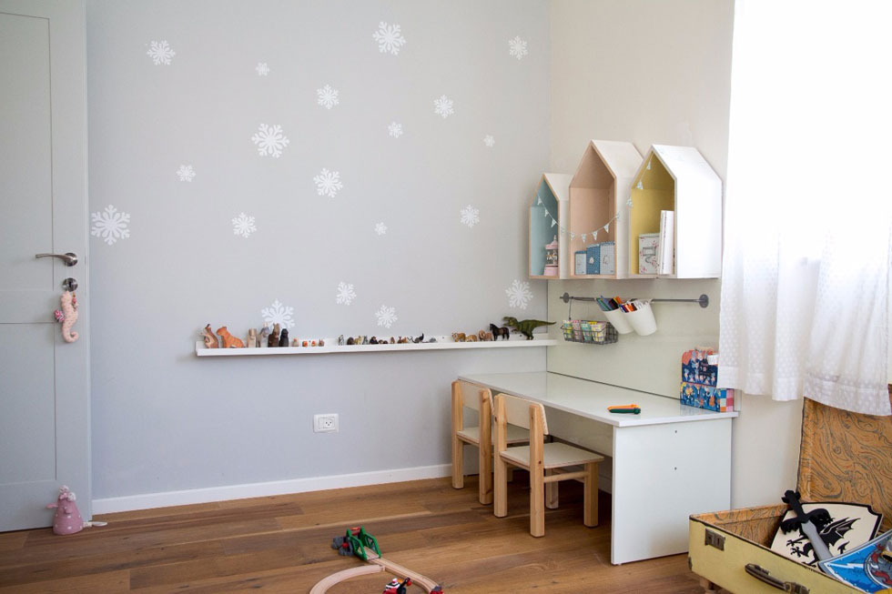 קיר חדר הילדים נצבע באפור וכוסה במדבקות ויניל בצורת פתיתי שלג (צילום: נוית קליין)