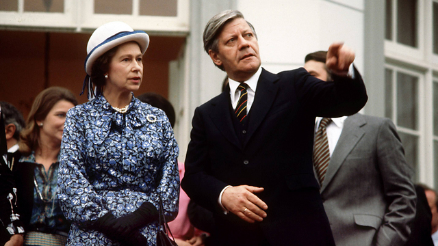 עם מלכת בריטניה אליזבת השנייה ב-1978 (צילום: AFP) (צילום: AFP)