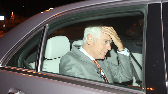 השגריר אנדרסן בדרכו למשרד החוץ, הערב (צילום: גיל יוחנן) (צילום: גיל יוחנן)