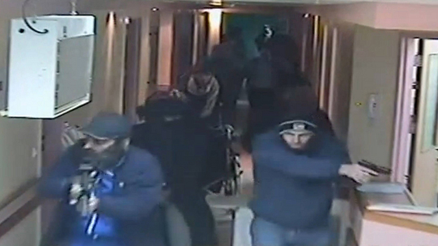 Undercover Yamam officers in a raid (Photo: Reuters) (Photo: Reuters)