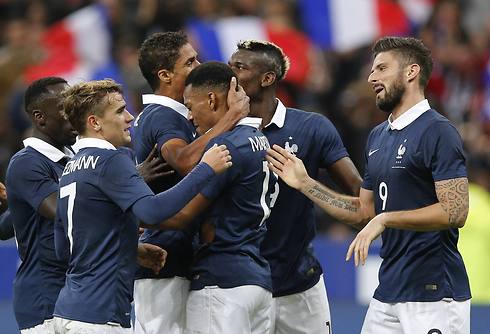 נבחרת צרפת חוגגת ניצחון מול גרמניה. בסיום הגיעו הבשורות הקשות (צילום: AP) (צילום: AP)