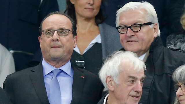 הולנד ביציע במשחק בין צרפת לגרמניה, זמן קצר לפני תחילת מתקפת הטרור (צילום : AP) (צילום : AP)