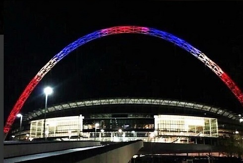 אצטדיון וומבלי נצבע בדגלי הדגל הצרפתי (צילום: מתוך הטווויטר) (צילום: מתוך הטווויטר)