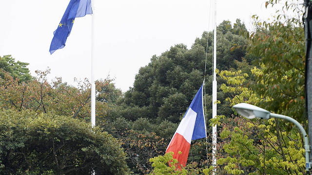 הדגל הצרפתי בחצי התורן (צילום: AP) (צילום: AP)
