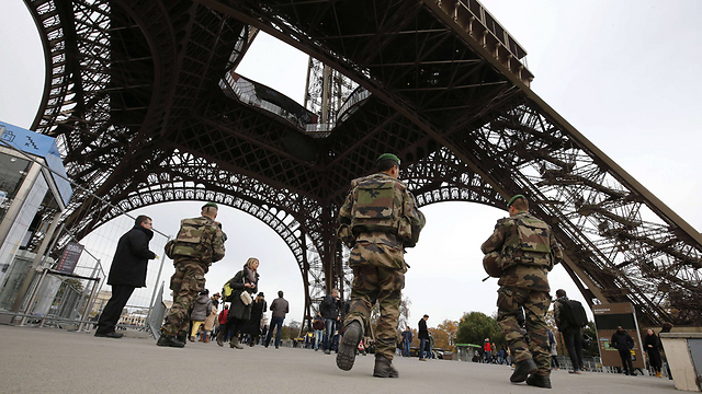 ה-סמל של פריז, מגדל אייפל, לאחר אירועי הטרור מלא בכוחות ביטחון (צילום: AFP) (צילום: AFP)
