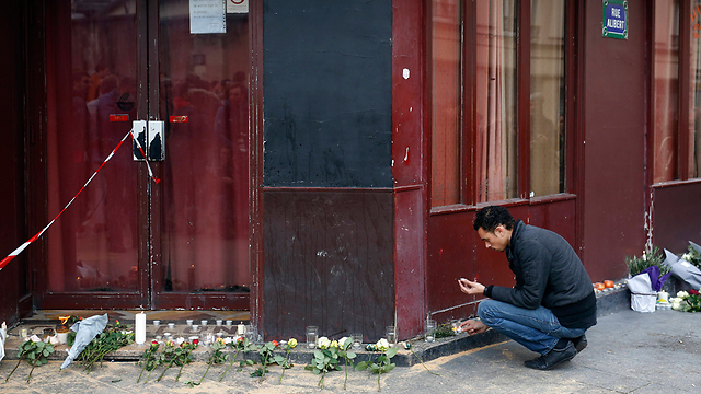 מבכים את המתים בפריז (צילום: AP) (צילום: AP)