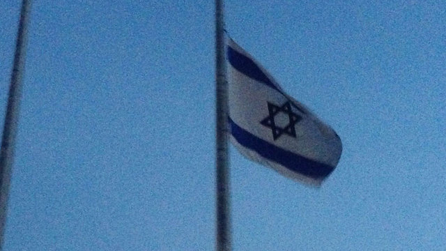 דגל ישראל במשרד החוץ הורד לחצי התורן לאות הזדהות ()
