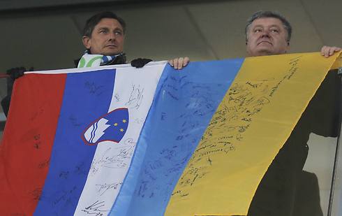 נשיאי אוקראינה וסלובניה באצטדיון (צילום: AP) (צילום: AP)
