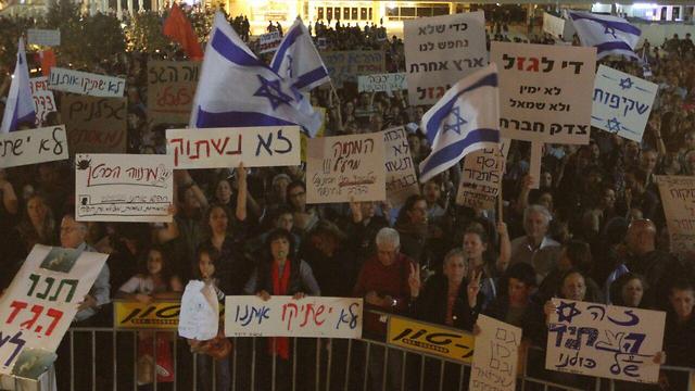 Protest in Tel Aviv against the natural gas plan. (Photo: Idan Erez)