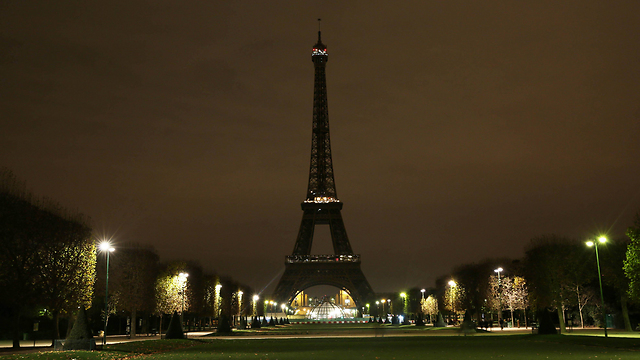 האורות כבו על פריז. מגדל אייפל המוחשך (צילום: MCT) (צילום: MCT)