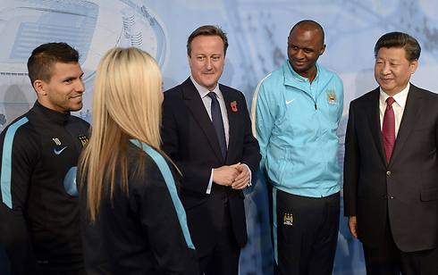 פטריק ויירה עם ראש ממשלת בריטניה, דייויד קמרון (צילום: AFP) (צילום: AFP)