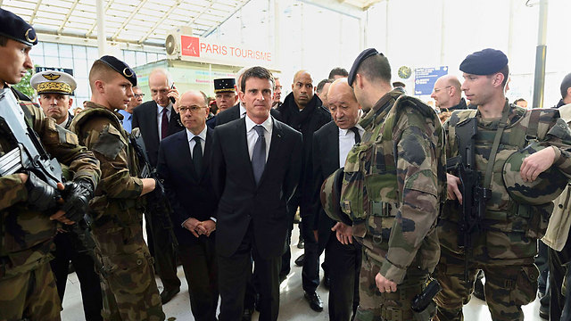 הזהיר מפני פיגועים נוספים. ראש ממשלת צרפת מנואל ואלס עם חיילים בפריז (צילום: רויטרס) (צילום: רויטרס)
