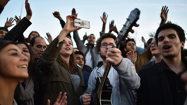 לא מפסיקים לשיר בכיכר הרפובליקה (צילום: getty images) (צילום: getty images)