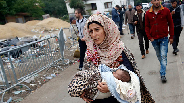הבדיקה בגבולות רופפת. מהגרים בעיר הסרבית פרסבו (צילום: AP) (צילום: AP)