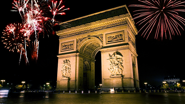 שער הניצחון בפריז. חגיגות תחת אבטחה כבדה (צילום: shutterstock) (צילום: shutterstock)