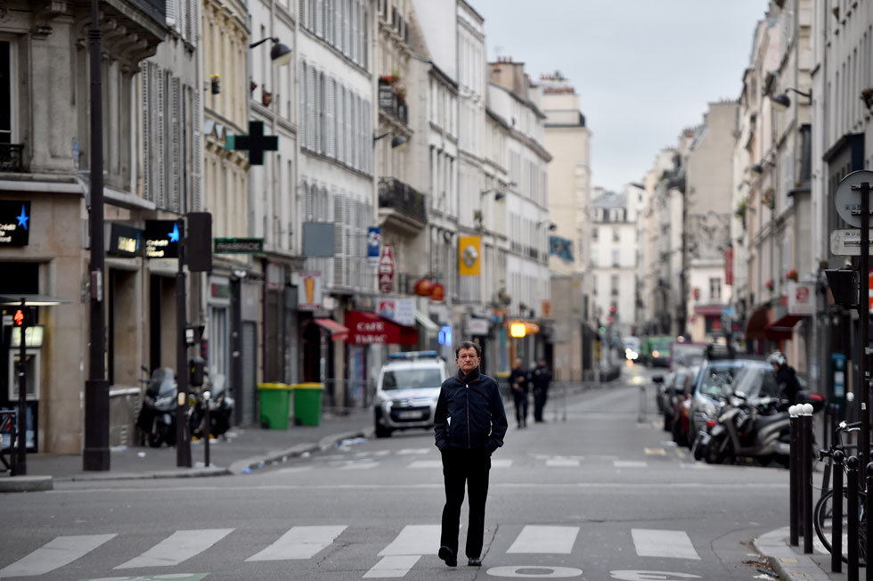 העיר השוקקת והחופשית הפכה בין לילה לעיר נצורה וכבויה. פריז (צילום: gettyimages)