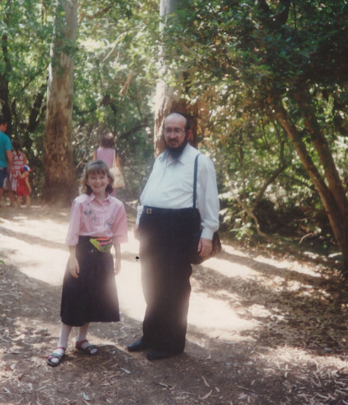 כמה ימים לפני החתונה אבא נפטר. קמתי מהשבעה, טבלתי במקווה ובערב התחתנתי. קליין בילדותה עם אביה כמה ימים לפני החתונה אבא נפטר. קמתי מהשבעה, טבלתי במקווה ובערב התחתנתי. קליין בילדותה עם אביה
