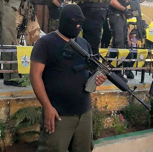 אבו אל-עיש עם נשק ()