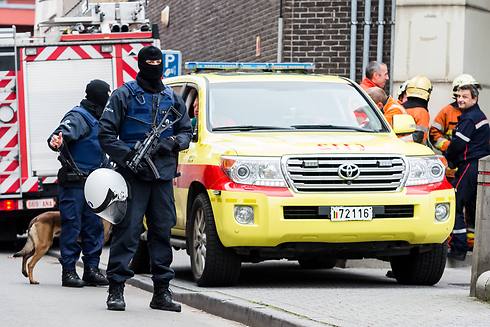 איום הטרור ריחף במשך כל השבוע. שוטרים בבריסל (צילום: AP) (צילום: AP)