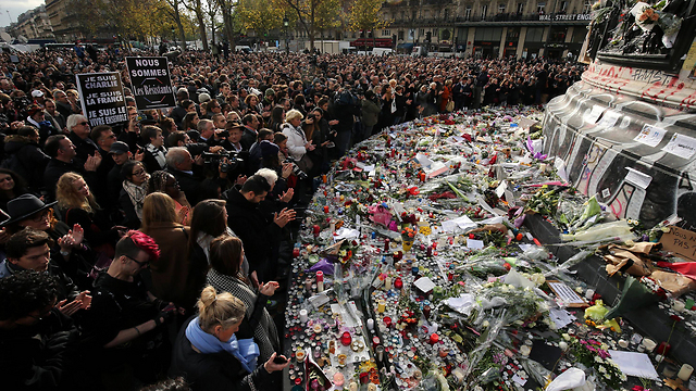 כיכר הרפובליקה בפריז, אחרי הפיגועים (צילום: gettyimages) (צילום: gettyimages)