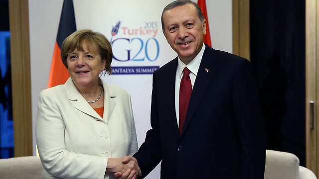 ארדואן ומרקל בתמונה מחויכת. הנשיא הטורקי טרם הגיב (צילום: AP) (צילום: AP)