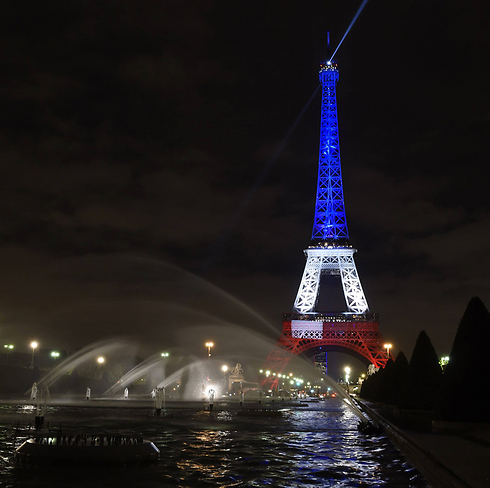 מגדל אייפל נצבע בדגלי דגל צרפת כאות הזדהות עם הרוגי הפיגועים (צילום: AFP) (צילום: AFP)
